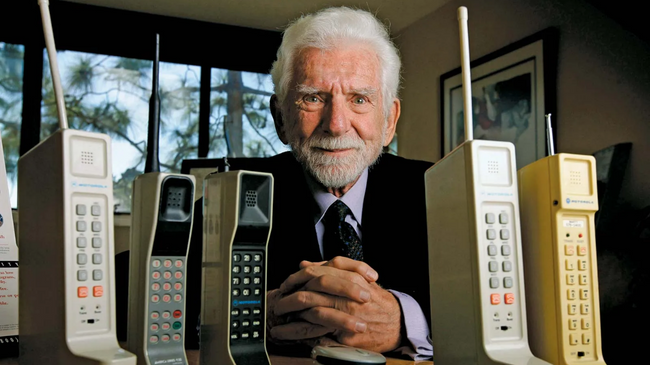 Celularët e ardhshëm do të integrohen në veshin tonë, thotë 'babai' i telefonit