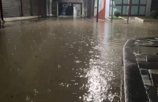 Reshjet e dendura të shiut mbushin me ujë rrugët në Lezhë