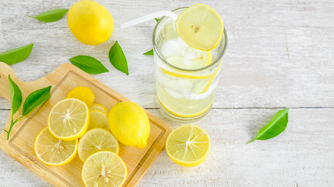 Çfarë ndodh me trupin tuaj kur pini ujë me limon çdo ditë?