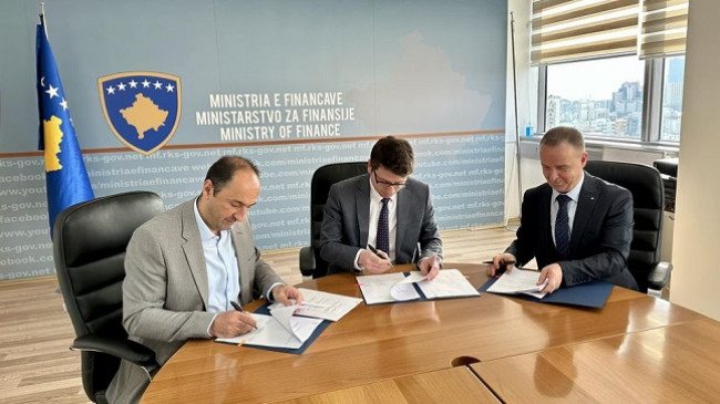 Nënshkruhet marrëveshja mbi 25 milionë euro për sigurinë e ujit në Kosovë