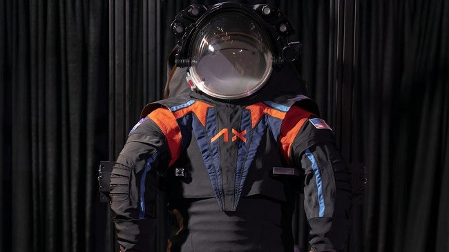 NASA prezanton kostumin e ri për misionin e radhës në Hënë