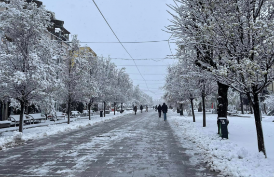 Dimër në pranverë, bora zbardh Kosovën [Foto]