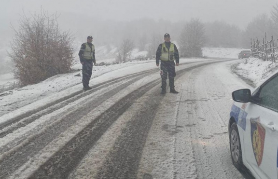 Bora e pranverës bllokon rrugën e Arbërit - Policia apel shoferëve për kujdes të shtuar