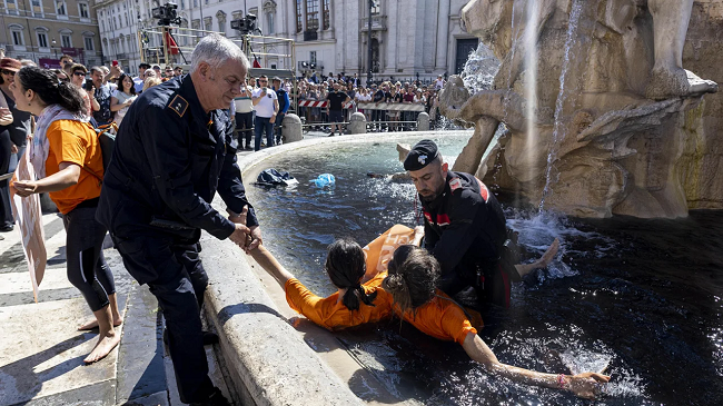 Aktivistët e klimës ngjyrosin me të zezë ujin në shatërvani ikonik të Romës