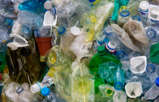 Greenpeace paralajmëron: Plastika e ricikluar mund të jetë më toksike dhe nuk është zgjidhje për ndotjen