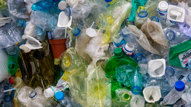 Greenpeace paralajmëron: Plastika e ricikluar mund të jetë më toksike dhe nuk është zgjidhje për ndotjen