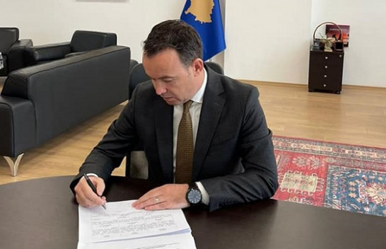 Ministri i Bujqësisë, Faton Peci nënshkruan Udhëzimin Administrativ për kafshët shoqëruese