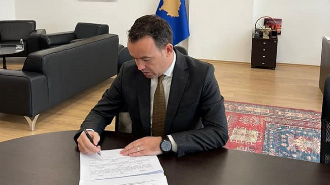 Ministri i Bujqësisë, Faton Peci nënshkruan Udhëzimin Administrativ për kafshët shoqëruese