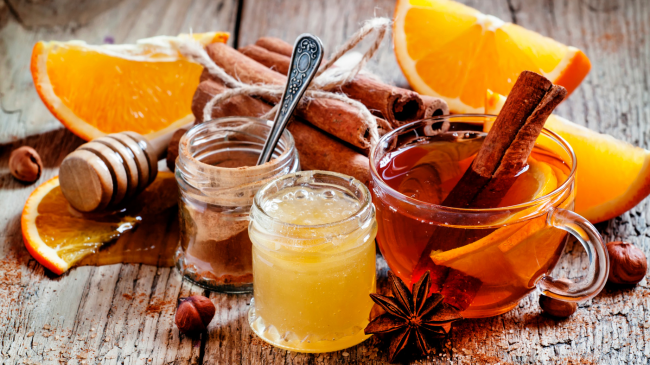 Pija me kanellë dhe mjaltë: Cilat janë përfitimet dhe a ju ndihmon të humbni peshë?