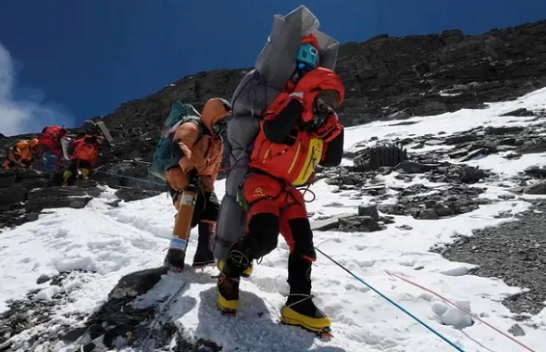 Guida nepaleze shpëton një alpinist si rrallëherë në 'zonën e vdekjes' në Everest