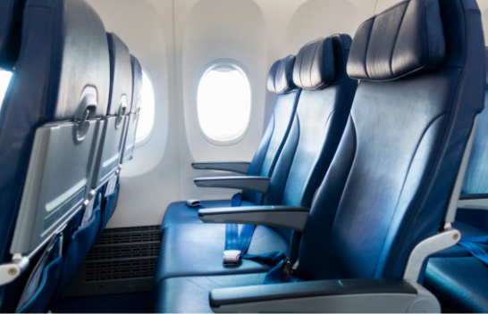 Stjuardesa paralajmëron pasagjerët që të mos përdorin kurrë një pjesë të caktuar të ulëses në aeroplan