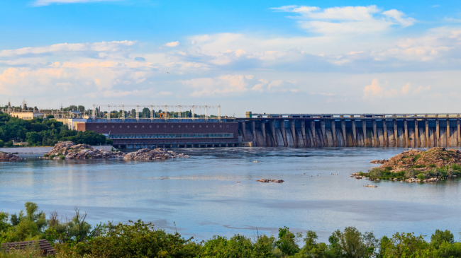 Tonelata naftë derdhen në lumin Dnieper të Ukrainës