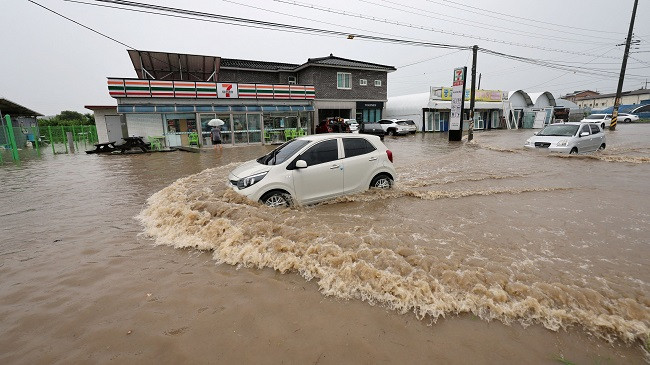 Përmbytje 'apokaliptike' në Korenë e Jugut, të paktën 20 të vdekur e mijëra të evakuuar