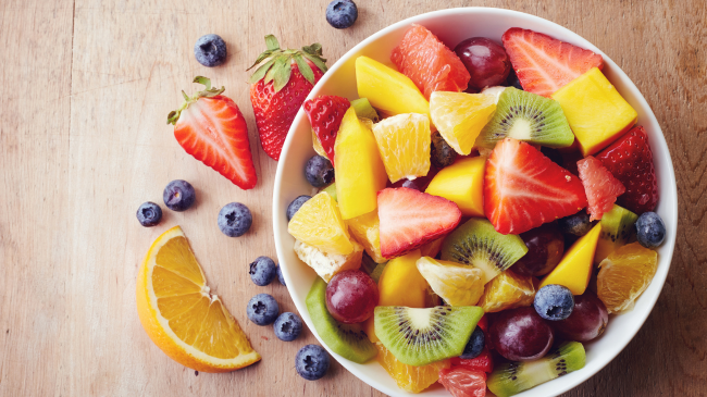 Lista e frutave që hidratojnë më shumë organizmin, hani sa më shumë gjatë ditëve të nxehta
