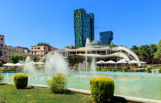 Ministria e Shëndetësisë e Shqipërisë këshillon qytetarët të shmangin daljen nga shtëpia gjatë orëve më të nxehta të ditës