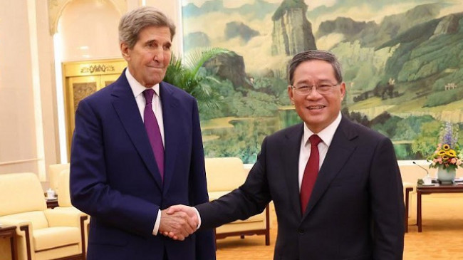 I dërguari i SHBA-së për klimën John Kerry diskuton masat mjedisore me krerët kinezë