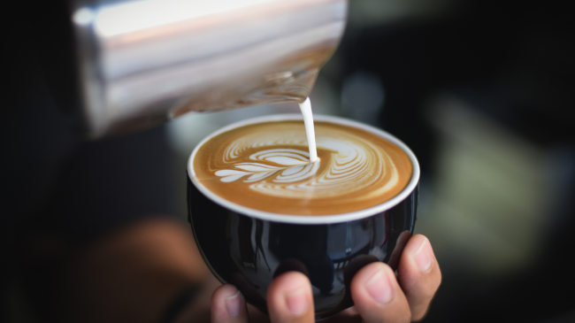 Ju e nisni ditën me kafe, a është vendimi i duhur? Ekspertët zbuluan kohën ideale për këtë pije