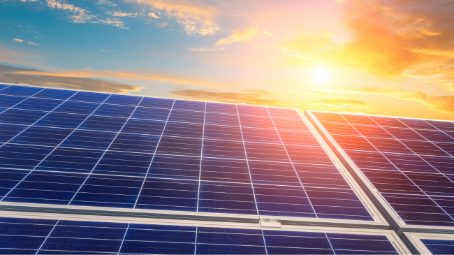 A e keni menduar ndonjëherë se si panelet diellore shfrytëzojnë fuqinë e diellit?