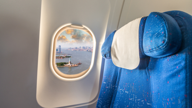 Pse dritaret duhet të jenë të hapura kur aeroplani po ngritët dhe ulet
