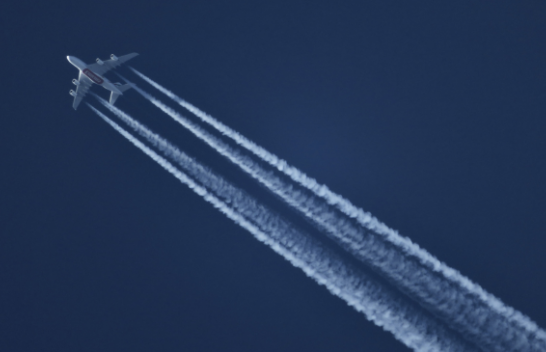 A e dini se çfarë janë vijat e bardha që aeroplanët lënë në qiell?
