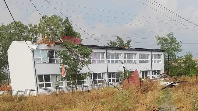 Erërat e forta dëmtojnë një shkollë në Lipjan