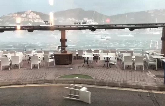 Tërbohet moti/ Stuhia godet Majorkën, turistët vrapojnë për t'u mbrojtur