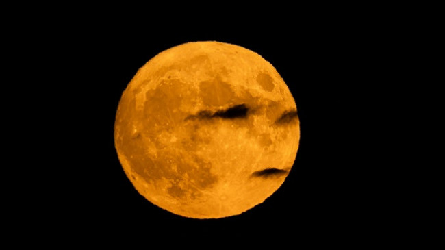 Hëna e plotë ndriçoi qiellin, fotografi mahnitëse nga fenomeni i rrallë
