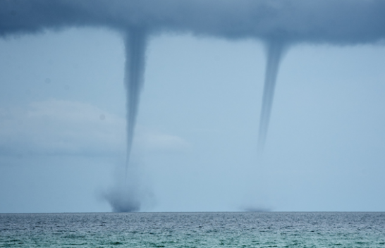 Çfarë i krijon tornadot e ujit, si kjo e frikshmja në ishullin grek?