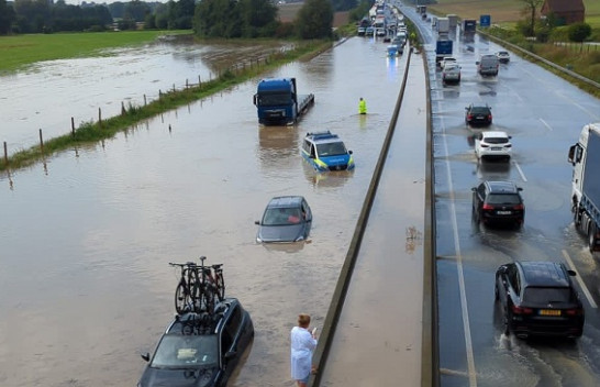 Përmbytje në Gjermani, veturat zhyten nën ujë