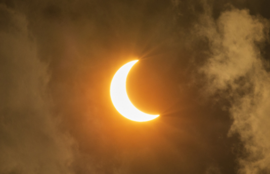 Paralajmërimi i fortë i ekspertëve: Çfarë duhet të dini për eklipsin diellor të 'unazës së zjarrit'