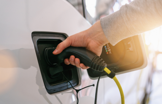 Rregullat për veturat elektrike mund t’u kushtojnë prodhuesve miliarda