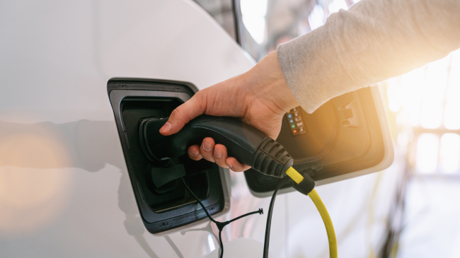 Rregullat për veturat elektrike mund t’u kushtojnë prodhuesve miliarda
