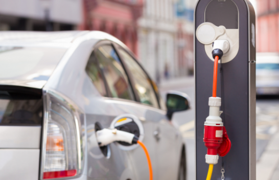 Një në pesë vetura të shitura në 2023 do të jetë elektrike, tregon raporti i ri