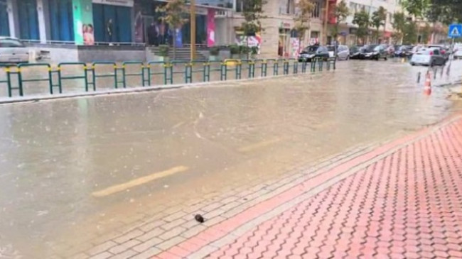 Rrugët në Durrës vërshohen nga uji si pasojë e reshjeve të shiu