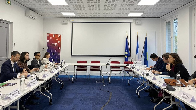 Rizvanolli u prezanton odave të bizneseve në Paris Pakon investive të Kosovës për energji 2023-25