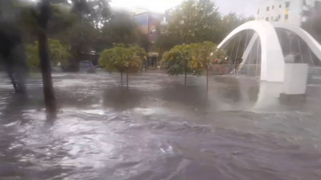Lana del nga shtrati, përmbyt rrugët e Tiranës/ VIDEO