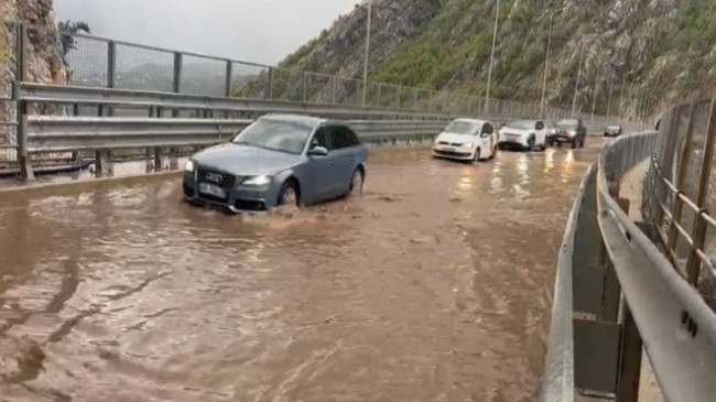 Reshjet e shiut bllokojnë Rrugën e Arbrit