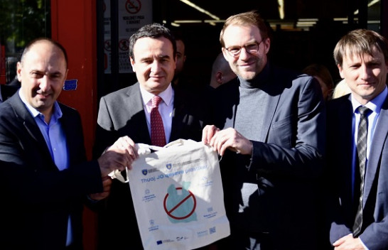 Kurti dhe Aliu inspektojnë marketet për qeset plastike, ato vazhdojnë të shiten me logo
