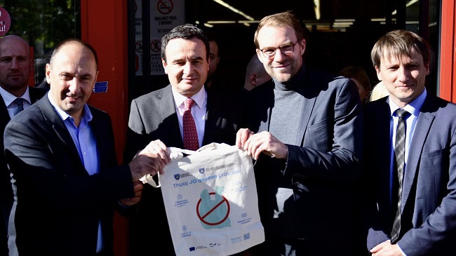 Kurti dhe Aliu inspektojnë marketet për qeset plastike, ato vazhdojnë të shiten me logo
