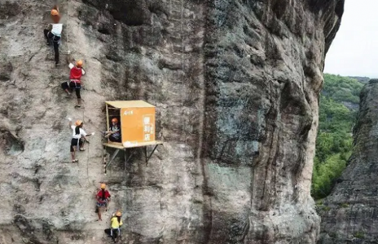 Ky është ndoshta dyqani më i papërshtatshëm në botë, një ‘shpëtim’ për alpinistët