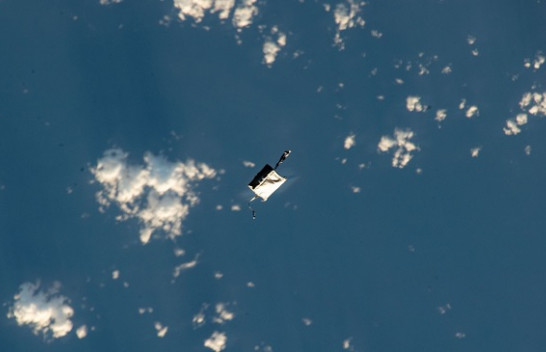Astronautët lëshojnë aksidentalisht kutinë e veglave gjatë ecjes në hapësirë dhe ju mund ta shihni atë nga Toka