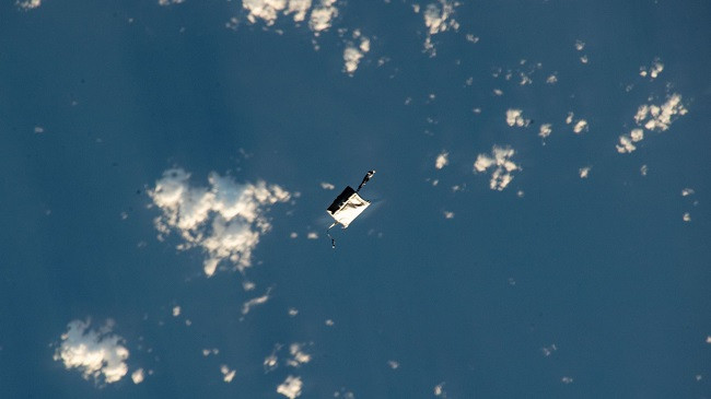 Astronautët lëshojnë aksidentalisht kutinë e veglave gjatë ecjes në hapësirë dhe ju mund ta shihni atë nga Toka