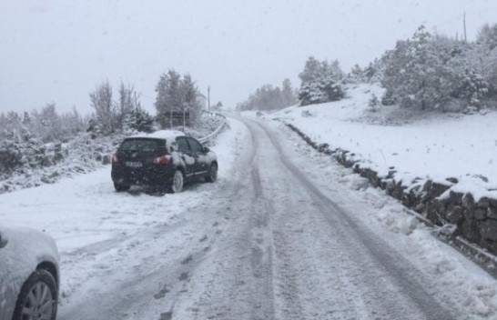 Reshjet e dendura të borës shkaktojnë probleme në rrugët e Shqipërisë