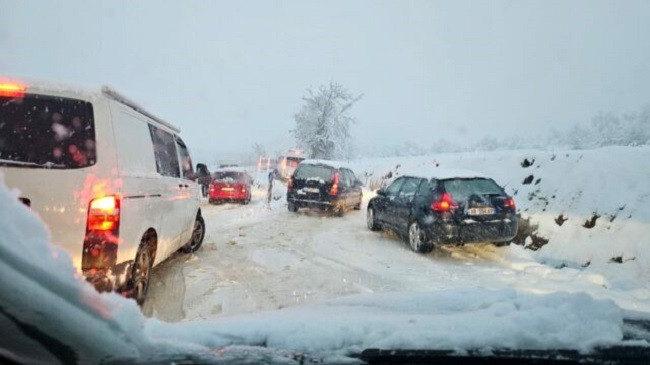 Reshjet e dendura të dëborës, disa akse rrugore janë të bllokuara