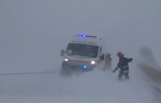 Stuhia e dimrit shkakton ndërprerje të energjisë elektrike, mbyllje të rrugëve në Ukrainë