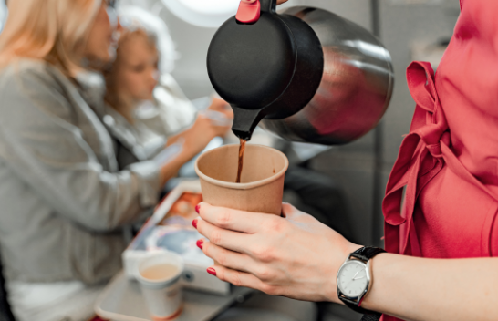 A e dini pse nuk duhet të pini kurrë kafe në aeroplan?