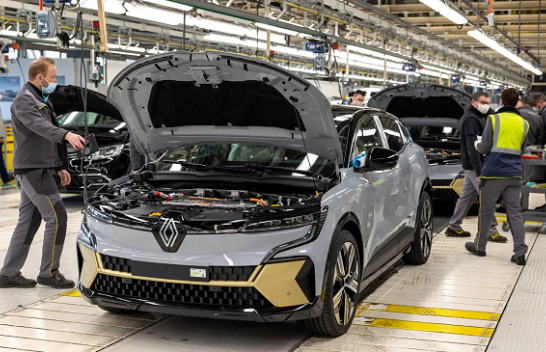 Renault përshpejton prodhimin e automjeteve elektrike me përdorim më të madh të Inteligjencës Artificiale