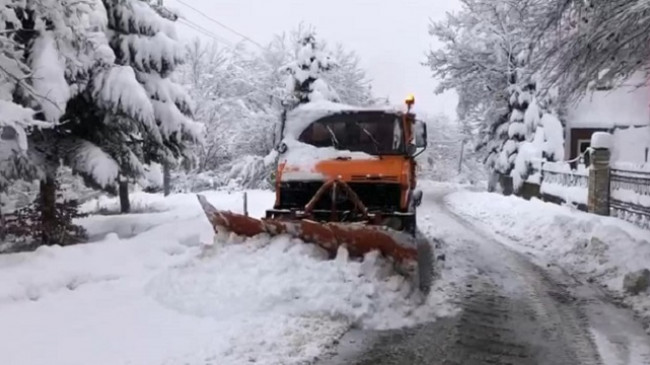 Reshje të dendura bore në Shqipëri/ Kështu paraqitet gjendja e rrugëve
