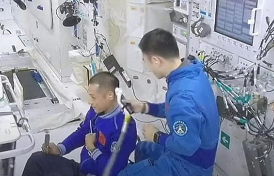Astronautët kinezë treguan se si duken prerjet e flokëve në stacionin hapësinor
