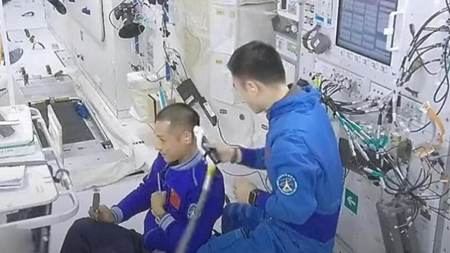 Astronautët kinezë treguan se si duken prerjet e flokëve në stacionin hapësinor